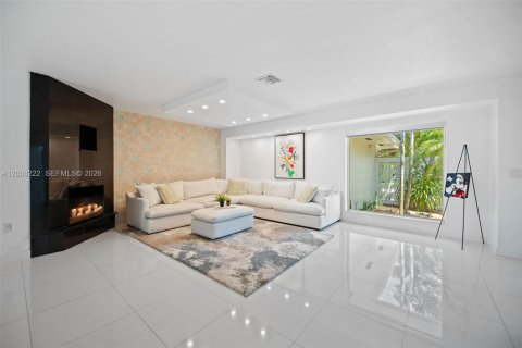 House in North Miami, Florida 3 bedrooms, 307.13 sq.m. № 2088257 - photo 7