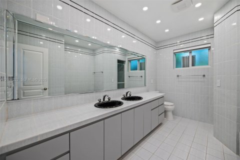 House in North Miami, Florida 3 bedrooms, 307.13 sq.m. № 2088257 - photo 27
