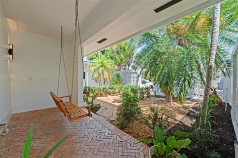 House in North Miami, Florida 3 bedrooms, 307.13 sq.m. № 2088257