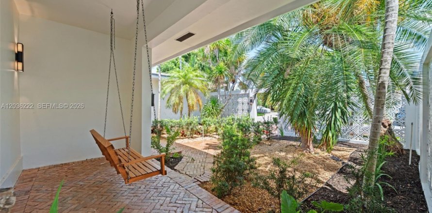 House in North Miami, Florida 3 bedrooms, 307.13 sq.m. № 2088257