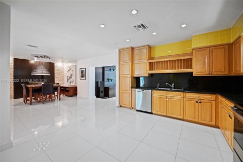 House in North Miami, Florida 3 bedrooms, 307.13 sq.m. № 2088257 - photo 15