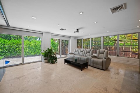 House in North Miami, Florida 3 bedrooms, 307.13 sq.m. № 2088257 - photo 19