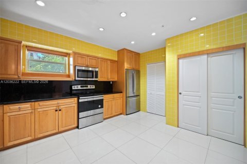 House in North Miami, Florida 3 bedrooms, 307.13 sq.m. № 2088257 - photo 11