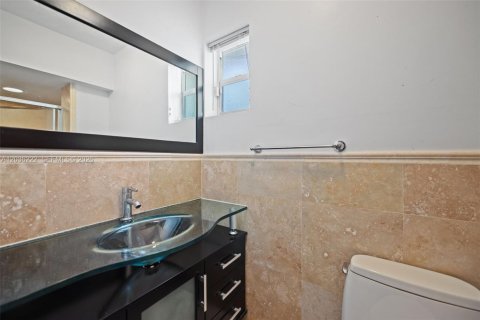 House in North Miami, Florida 3 bedrooms, 307.13 sq.m. № 2088257 - photo 30