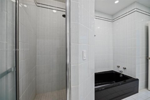 House in North Miami, Florida 3 bedrooms, 307.13 sq.m. № 2088257 - photo 28