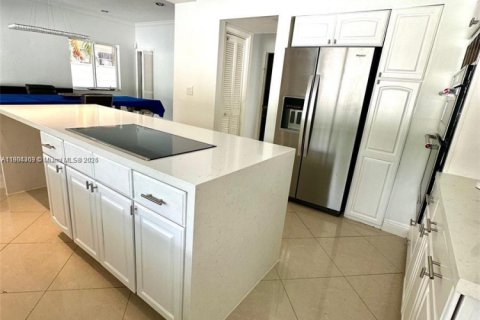 Villa ou maison à vendre à Miami Lakes, Floride: 4 chambres, 327.76 m2 № 1955398 - photo 12