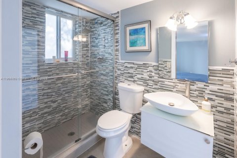 Villa ou maison à vendre à Miami Lakes, Floride: 4 chambres, 327.76 m2 № 1955398 - photo 15