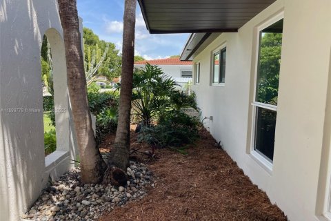 House in Miami, Florida 4 bedrooms, 170.57 sq.m. № 1954006 - photo 5