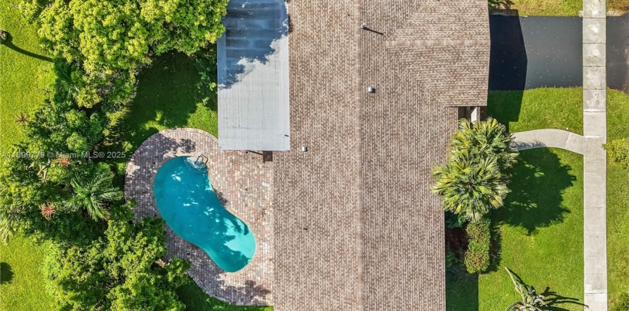 House in Miami, Florida 4 bedrooms, 170.57 sq.m. № 1954006