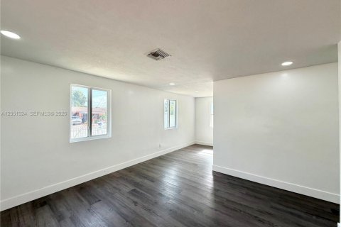 Villa ou maison à vendre à Hialeah, Floride: 3 chambres, 92.9 m2 № 2189346 - photo 11
