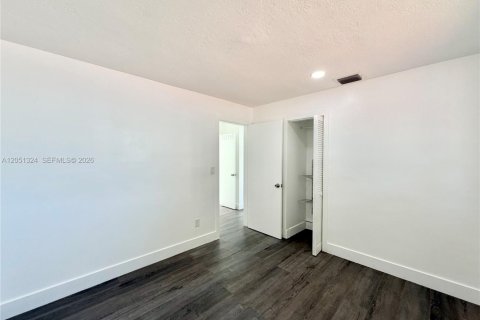 Villa ou maison à vendre à Hialeah, Floride: 3 chambres, 92.9 m2 № 2189346 - photo 12