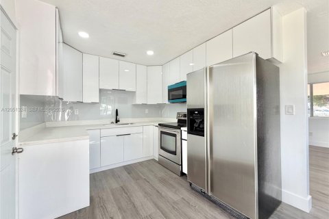 Villa ou maison à vendre à Hialeah, Floride: 3 chambres, 92.9 m2 № 2189346 - photo 2