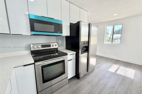 Villa ou maison à vendre à Hialeah, Floride: 3 chambres, 92.9 m2 № 2189346 - photo 5
