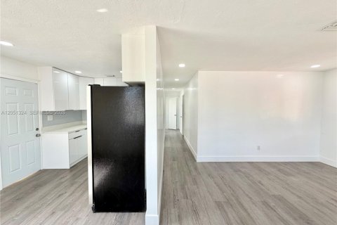 Villa ou maison à vendre à Hialeah, Floride: 3 chambres, 92.9 m2 № 2189346 - photo 9