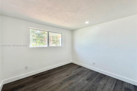 Villa ou maison à vendre à Hialeah, Floride: 3 chambres, 92.9 m2 № 2189346 - photo 16