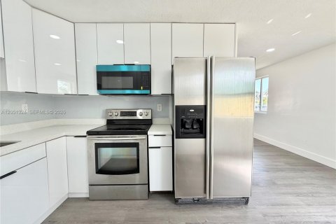 House in Hialeah, Florida 3 bedrooms, 92.9 sq.m. № 2189346