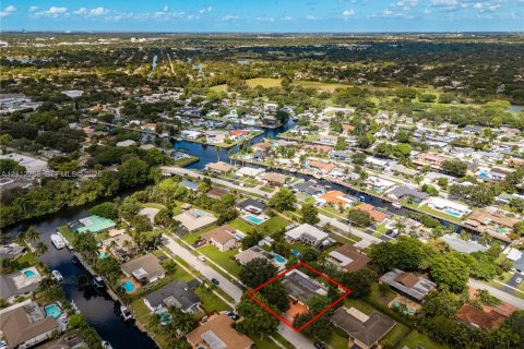 Villa ou maison à vendre à Plantation, Floride: 4 chambres, 205.31 m2 № 2432230 - photo 9