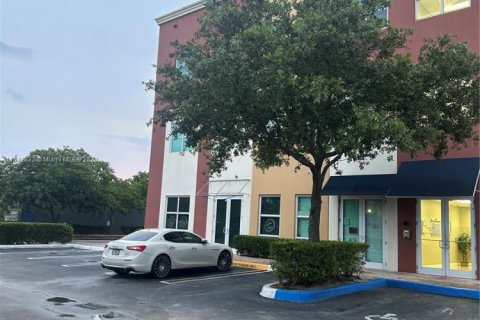 Oficina en alquiler en Hialeah, Florida № 1029685 - foto 1
