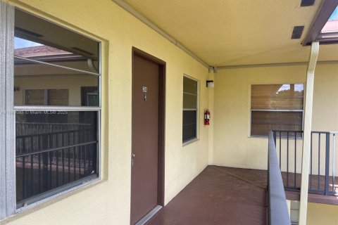Copropriété à vendre à Pembroke Pines, Floride: 2 chambres, 88.63 m2 № 1977820 - photo 2