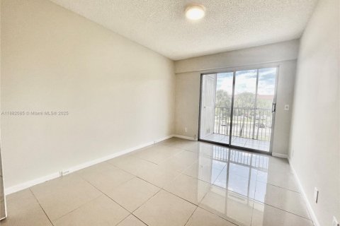 Copropriété à vendre à Pembroke Pines, Floride: 2 chambres, 88.63 m2 № 1977820 - photo 11