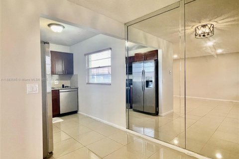 Copropriété à vendre à Pembroke Pines, Floride: 2 chambres, 88.63 m2 № 1977820 - photo 6