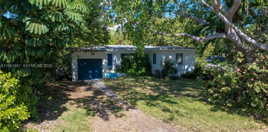 House in Key Biscayne, Florida 3 bedrooms, 123.84 sq.m. № 2027818