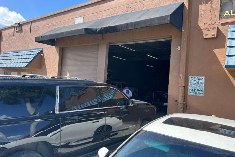 Commercial property in Hialeah Gardens, Florida № 2034121 - photo 10