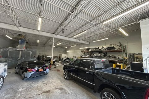 Commercial property in Hialeah Gardens, Florida № 2034121 - photo 9