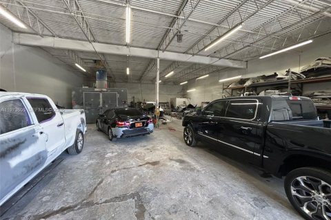 Commercial property in Hialeah Gardens, Florida № 2034121 - photo 4