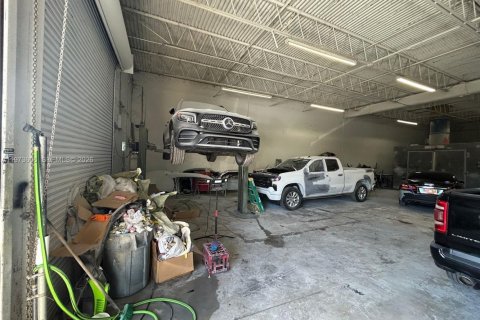 Commercial property in Hialeah Gardens, Florida № 2034121 - photo 5