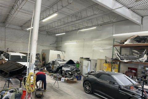 Commercial property in Hialeah Gardens, Florida № 2034121 - photo 8