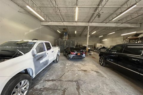 Commercial property in Hialeah Gardens, Florida № 2034121 - photo 2