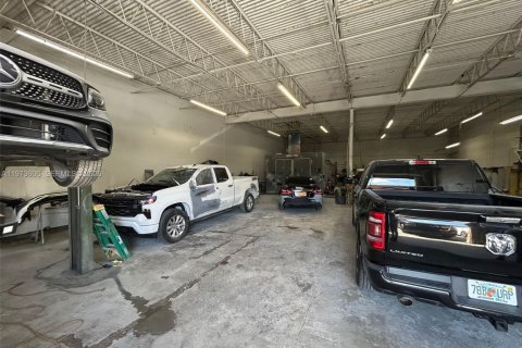 Commercial property in Hialeah Gardens, Florida № 2034121 - photo 6