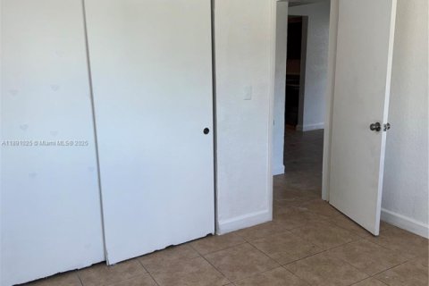 House in Miami, Florida 2 bedrooms, 60.39 sq.m. № 1944396 - photo 7