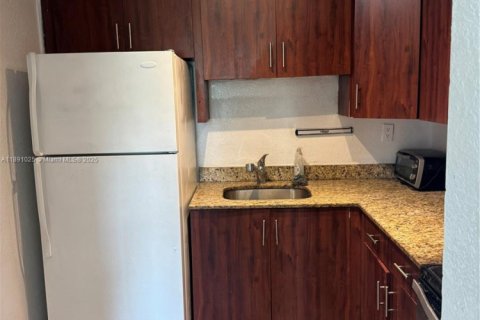 House in Miami, Florida 2 bedrooms, 60.39 sq.m. № 1944396 - photo 2