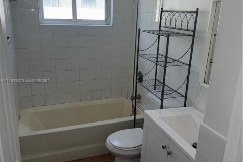 House in Miami, Florida 2 bedrooms, 60.39 sq.m. № 1944396 - photo 5