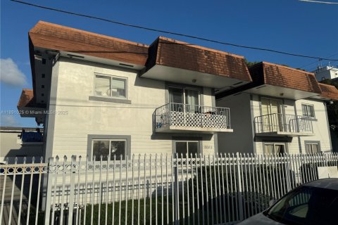 House in Miami, Florida 2 bedrooms, 60.39 sq.m. № 1944396 - photo 1