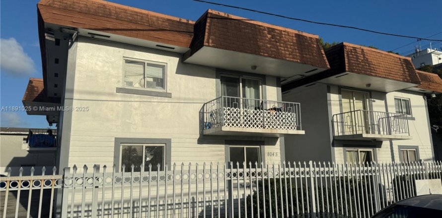 House in Miami, Florida 2 bedrooms, 60.39 sq.m. № 1944396