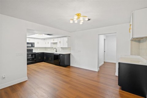 Villa ou maison à vendre à Zephyrhills, Floride: 3 chambres, 154.5 m2 № 2353528 - photo 12
