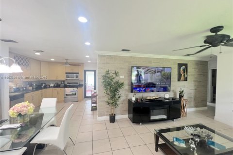 House in Homestead, Florida 3 bedrooms, 110.37 sq.m. № 1961594 - photo 5