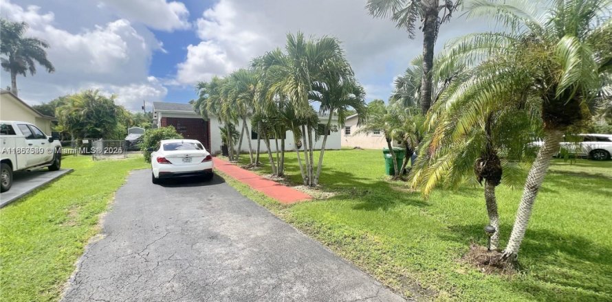 House in Homestead, Florida 3 bedrooms, 110.37 sq.m. № 1961594