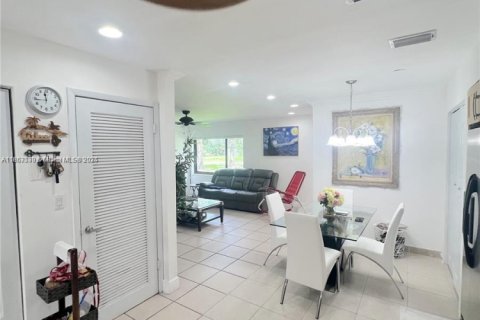 House in Homestead, Florida 3 bedrooms, 110.37 sq.m. № 1961594 - photo 7