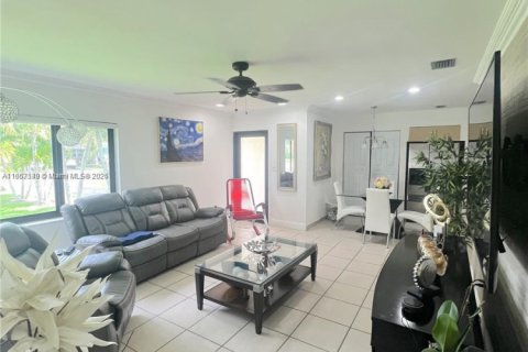 House in Homestead, Florida 3 bedrooms, 110.37 sq.m. № 1961594 - photo 6