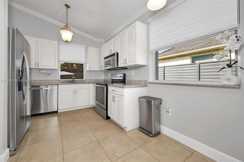 Villa ou maison à vendre à Palmetto Bay, Floride: 3 chambres, 111.11 m2 № 1972263 - photo 11