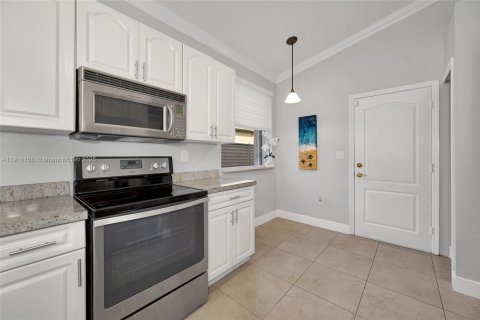 Villa ou maison à vendre à Palmetto Bay, Floride: 3 chambres, 111.11 m2 № 1972263 - photo 13