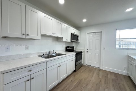 Apartamento en alquiler en Hallandale Beach, Florida, 2 dormitorios № 2073086 - foto 4