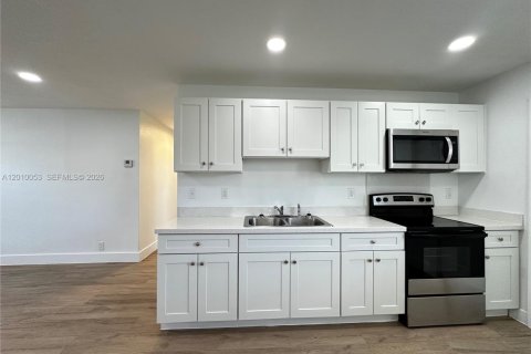 Apartamento en alquiler en Hallandale Beach, Florida, 2 dormitorios № 2073086 - foto 6