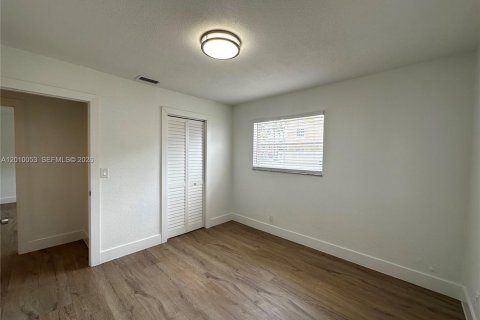 Apartamento en alquiler en Hallandale Beach, Florida, 2 dormitorios № 2073086 - foto 27