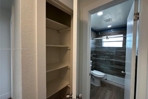 Apartamento en alquiler en Hallandale Beach, Florida, 2 dormitorios № 2073086 - foto 14