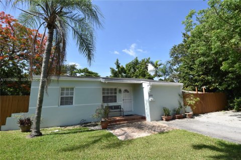 House in Miami, Florida 2 bedrooms, 113.81 sq.m. № 2040926